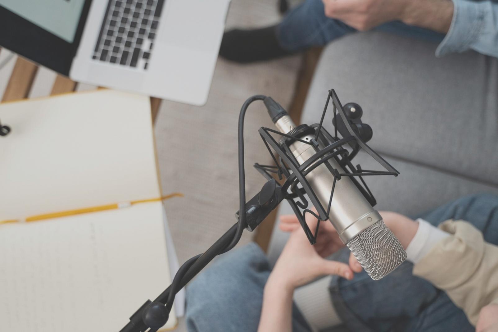 Espacio de trabajo de producción de video streaming con equipo profesional