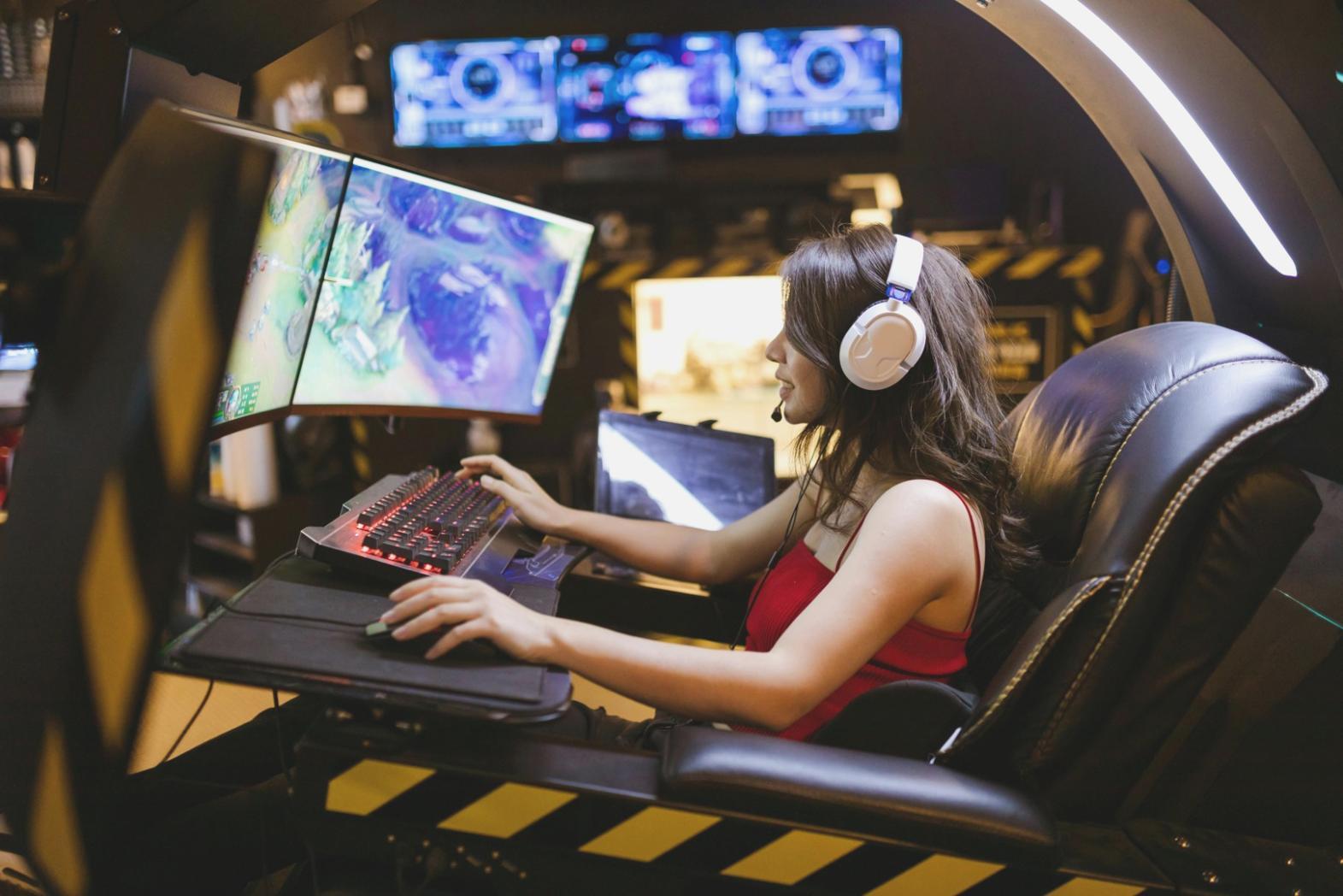 Estudiante configurando equipo de streaming en estudio de práctica